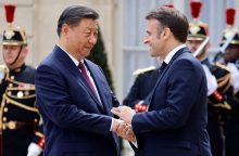 AFP: Kinijos lyderis Xi Jinpingas Paryžiuje susitiko su Prancūzijos prezidentu E. Macronu